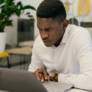 client qui vérifie son positionnement